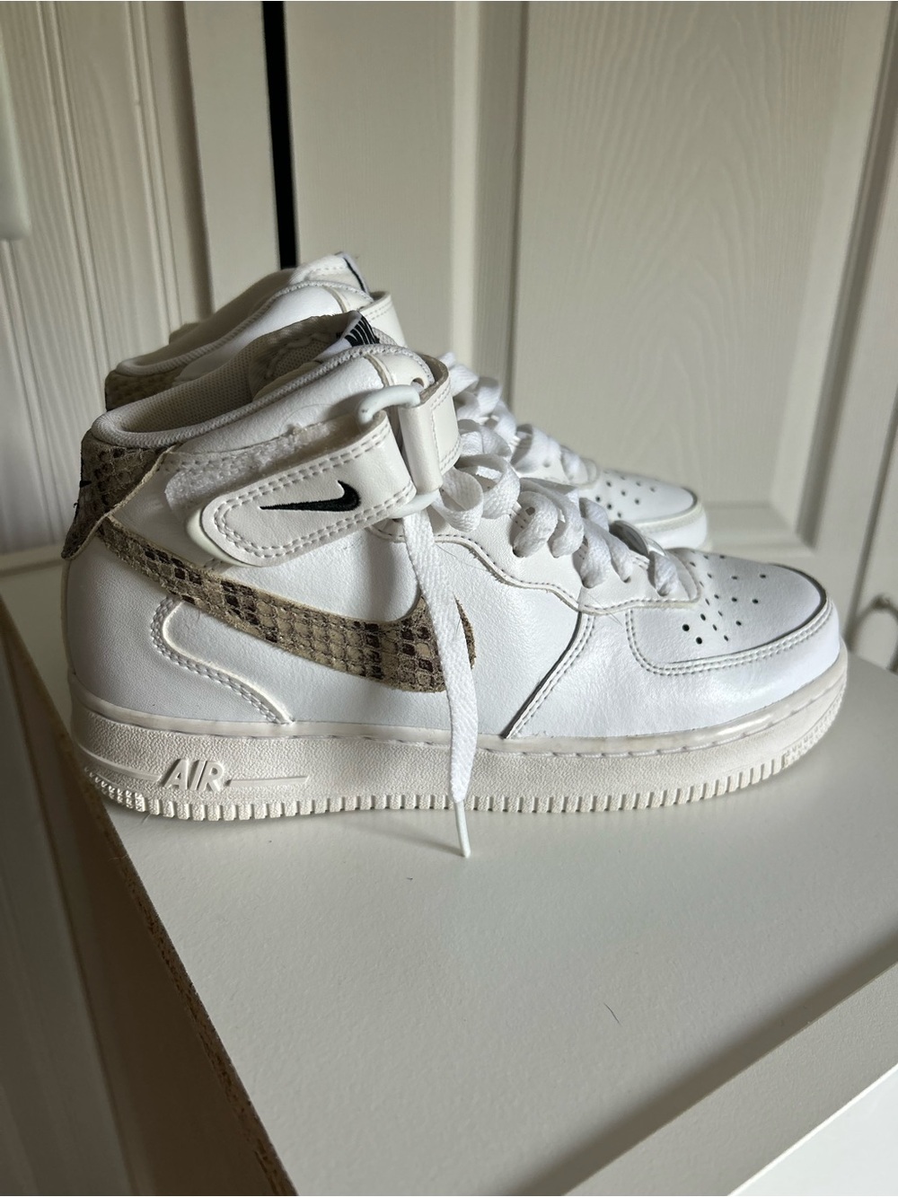 Nike White High-Top Athletic Shoes with Snake-Print Swoosh
LIKE NEW!!